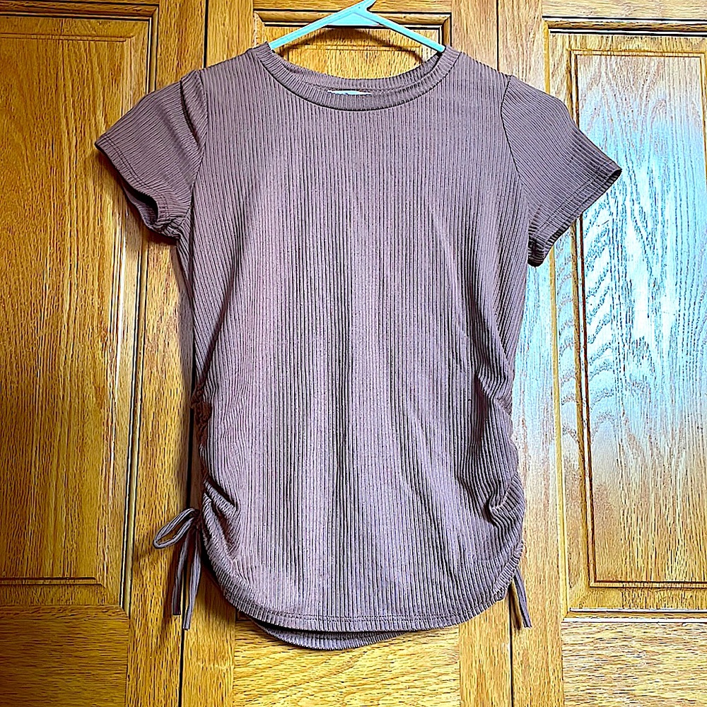 Dark pink girl’s shirt with ruffle ties on each side in great condition.(size L)